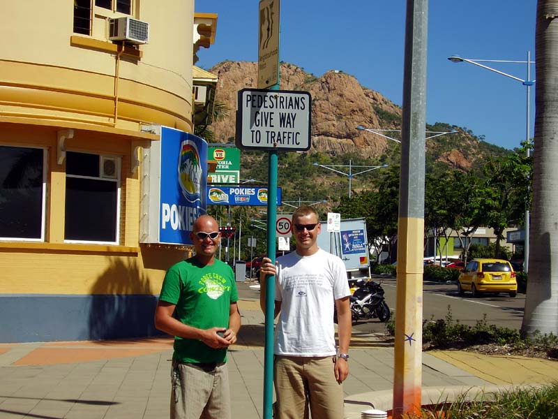 091-Townsville-her-maa-fotgjengere-passe-seg