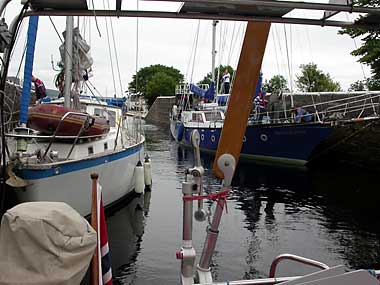 003_tre-norske-og-to-skotske-baater-i-slusen