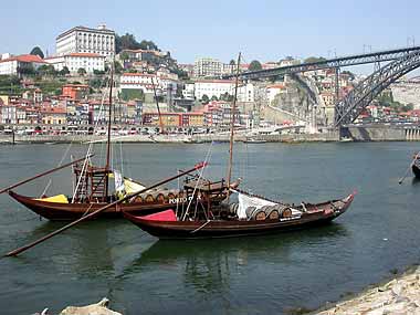 62_Portvinsbaater_ved_elven_Rio_Duoro