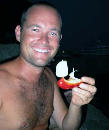 04_frode_fann_ein_paprika-og-lauk_seilbaat_i_salaten