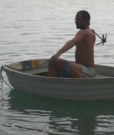 07_foer_avreise_nr_2_mista_vi_ankeret_frode_gjer_tapre_forsoek_paa_aa_fiske_det_opp_att